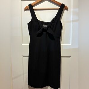 Laundry By Shelli Segal chic little black dress with bow detail. lined.  Size 4